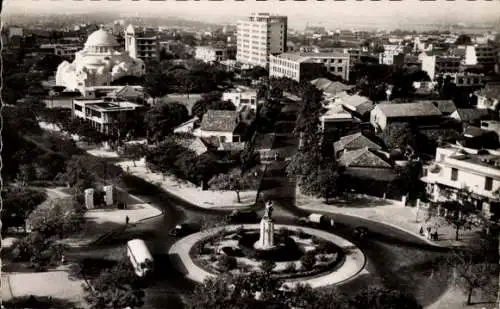 Ak Dakar Senegal, Kreisverkehr, Statue, Gesamtansicht