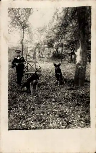 Foto Ak Jagdmotiv, Junge in Matrosenanzug mit Gewehr, Schäferhunde, erlegtes Tier