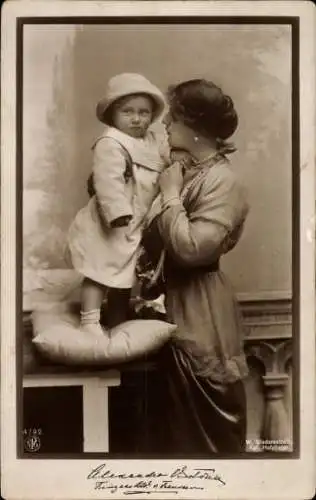 Ak Prinzessin Alexandra Viktoria von Preußen mit Sohn Prinz Alexander Ferdinand, NPG 4792