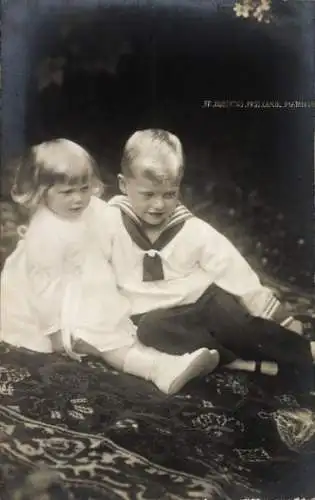 Foto Ak Prinz Hubertus von Sachsen Coburg Gotha, Prinzessin Caroline Mathilde, Kinderportrait