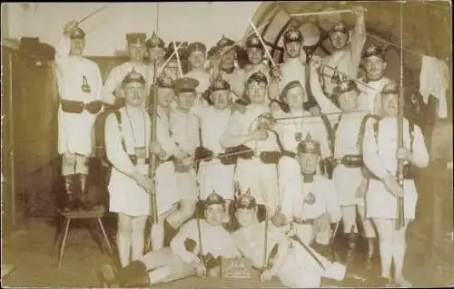 Foto Ak Deutsche Soldaten in Uniformen, Ausrüstung, Pickelhaube, I. WK