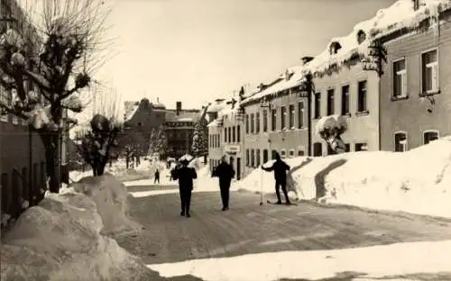 Ak Schöneck Vogtland, Blick in die Dr. Külz Straße, Winteraufnahme, Skier