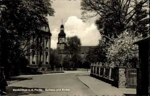 Ak Neukirchen an der Pleiße, Rathaus und Kirche