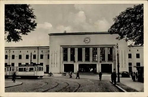 Ak Dessau in Sachsen Anhalt, Hauptbahnhof, Tram