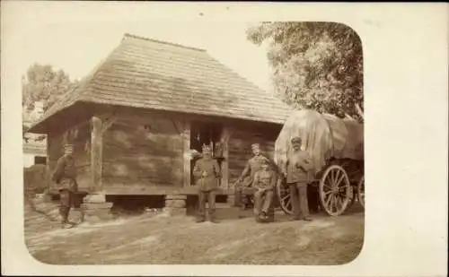 Foto Ak Wassylkiwzi Wasylkowce Ukraine, deutsche Soldaten vor einem Holzhaus, Planwagen, 1917