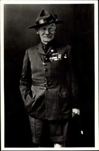 Ak Robert Lord Baden Powell of Gilwell, Standportrait, Pfadfinder-Uniform