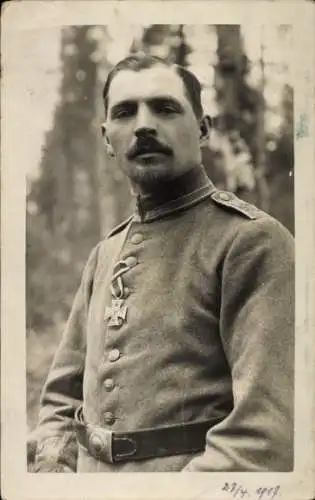 Foto Ak Deutscher Soldat mit EK 2, Infanterie Regiment 462, I WK