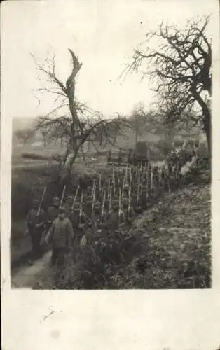 Foto Ak Deutsche Soldaten in Uniformen auf dem Marsch, 4. Garde Rgt. zu Fuß, I WK