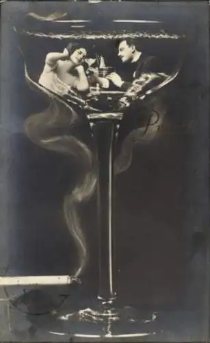 Ak Paar in einem Sektglas, qualmende Zigarette