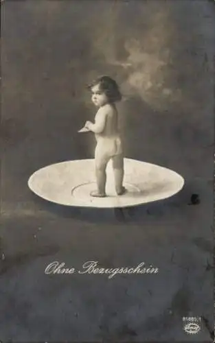 Ak Ohne Bezugsschein, Kleinkind auf einer Untertasse, Fotomontage