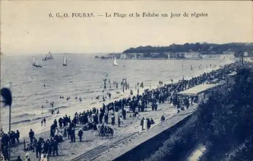 Ak Fouras Charente Maritime, Plage, Falaise un jour de regates