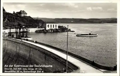 Ak Saalburg in Thüringen, An der Sperrmauer der Saaletalsperre, Salondampfer