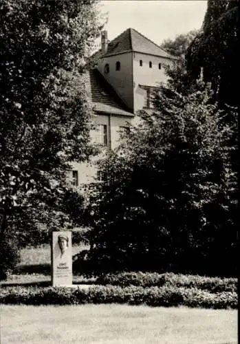 Ak Storkow in der Mark, Burg, Teilansicht, Grabmal