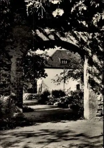 Ak Warendorf im Münsterland, Franziskanerkloster, Blick durch Torbogen der alten Stadtmauer