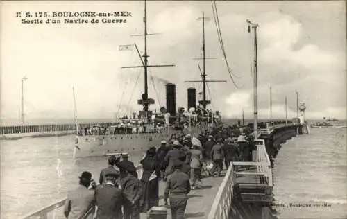 Ak Boulogne sur Mer Pas de Calais, Ausstieg aus einem Kriegsschiff