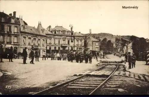 Ak Montmédy Lothringen Meuse, Stadtansicht, Passanten, Gleise