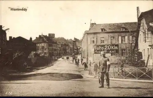 Ak Montmédy Lothringen Meuse, Soldat an der Kreuzung