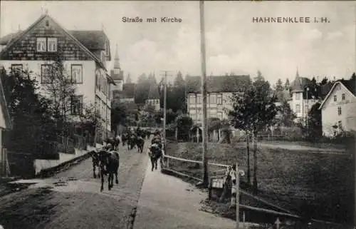 Ak Hahnenklee Bockswiese Goslar im Harz, Straßenpartie, Kirche, Kühe