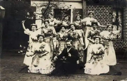 Foto Ak Police Pölitz Pommern, Gruppenfoto, Frauen, Mann, Blumen