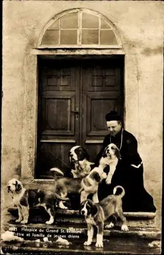 Ak Großer Sankt Bernhard Kanton Wallis, Hospice, Pretre et famille de jeunes chiens