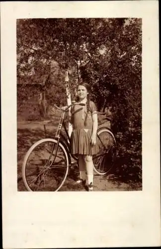 Foto Ak Mädchen mit Fahrrad, Portrait