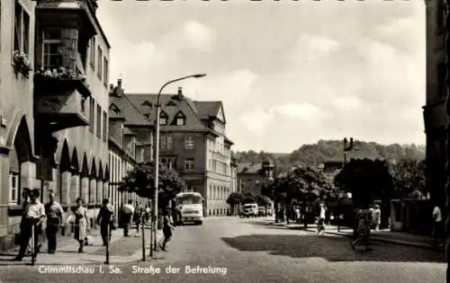 Ak Crimmitschau in Sachsen, Straße der Befreiung, Passanten, Bus