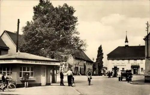 Ak Brandis in Sachsen, Blick auf den Markt, Passanten, Jugendclubhaus