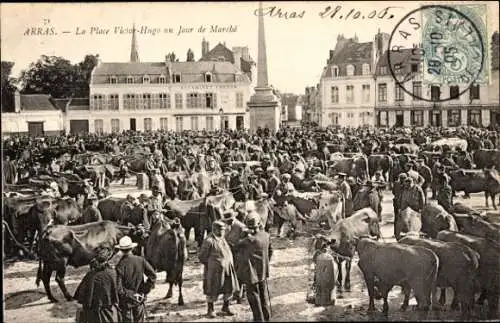 Ak Arras Pas de Calais, Place Victor Hugo auf einem Tagesspaziergang