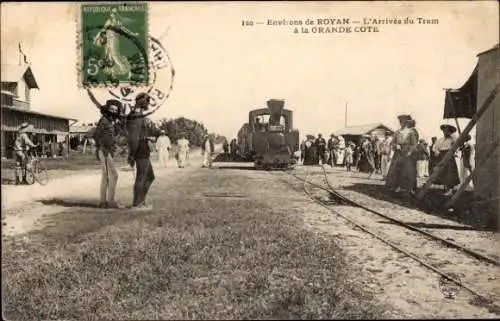 Ak Saint Palais sur Mer Charente Maritime, La Grande Côte, Ankunft der Straßenbahn