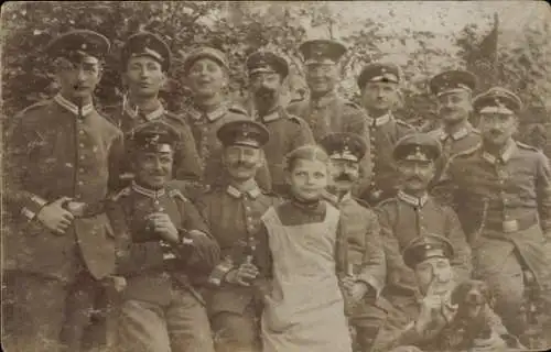 Foto Ak Deutsche Soldaten in Uniformen mit Dackel und Mädchen