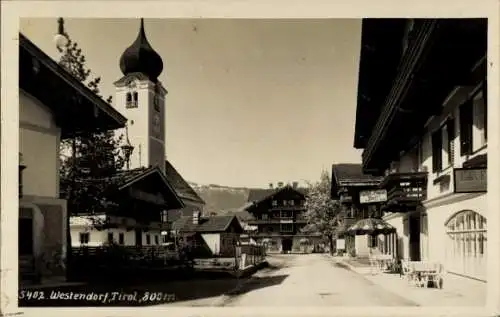 Ak Westendorf in Tirol, Straßenpartie, Glockenturm