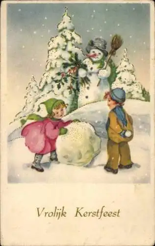 Ak Glückwunsch Weihnachten, Kinder bauen einen Schneemann, Stechpalmenzweige