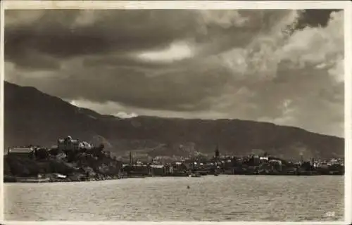 Ak Bergen Norwegen, Blick vom Meer zur Stadt, Panorama