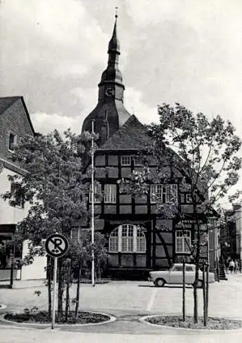 Ak Rüthen in Westfalen, Fachwerkhaus, Kirche