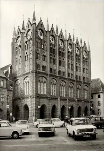 Ak Stralsund in Vorpommern, Rathaus, Autos