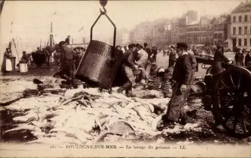 Ak Boulogne sur Mer Pas de Calais, Waschen des Fisches