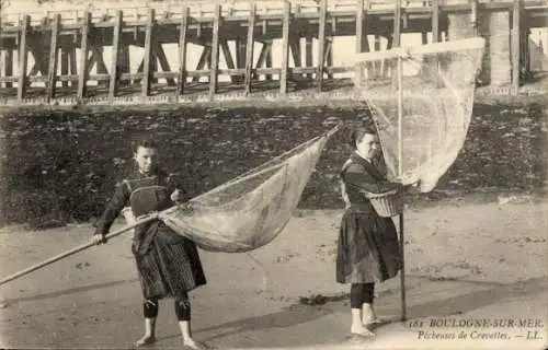 Ak Boulogne sur Mer Pas de Calais, Shrimp Fishermen, Garnelenfängerinnen mit Netzen