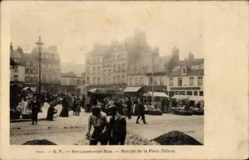 Ak Boulogne sur Mer Pas de Calais, Place Dalton Market