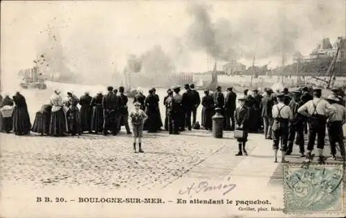 Ak Boulogne sur Mer Pas de Calais, Warten auf den Liner