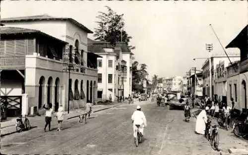 Ak Lomé Togo, Rue du Commerce et Hotel du Golfe, Straßenpartie, Radfahrer