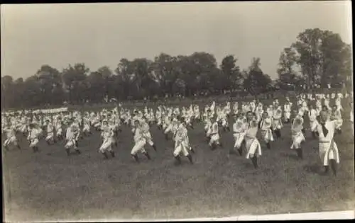 Foto Ak Rosenheim Oberbayern, Luitpoldtag 1912, Sportplatz, Massenübung