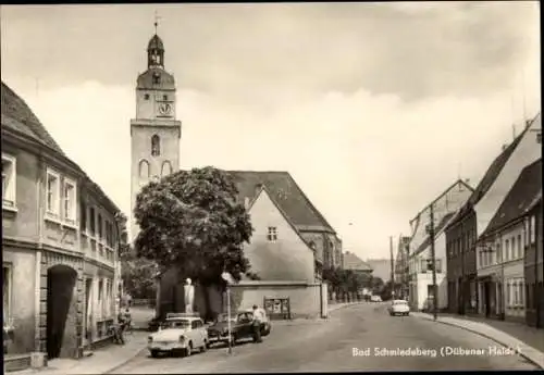 Ak Bad Schmiedeberg in der Dübener Heide, Straßenpartie mit Blick auf die Kirche, Autos