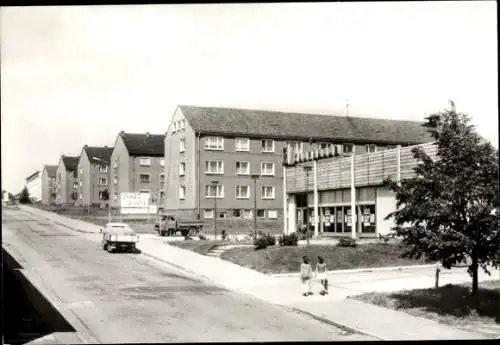 Ak Hartha in Sachsen, Ernst Thälmann Straße, Wohnsiedlung, Kaufhalle