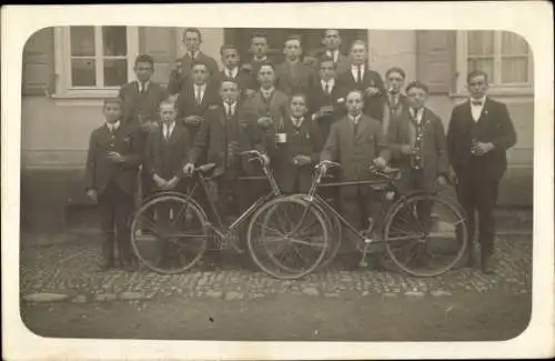 Foto Ak Gruppenbild, Männer mit ihren Fahrrädern