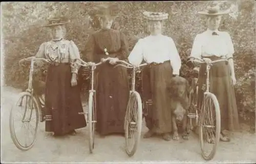 Foto vier Frauen mit ihren Fahrrädern, Hund, Portrait