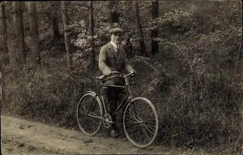 Foto Ak Mann mit Fahrrad am Wegesrand