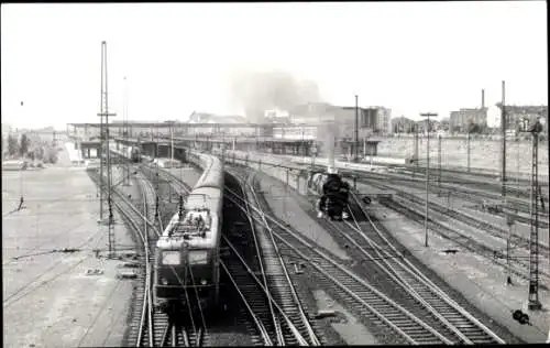 Foto Ak Lokomotive, S-Bahn im Bahnhof, Gleise