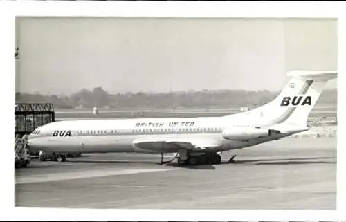 Foto Britisches Passagierflugzeug, British United Airlines, Flughafen