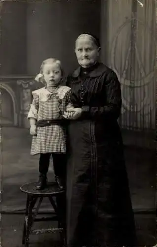 Foto Ak Frau mit ihrer Enkeltochter, Porträt