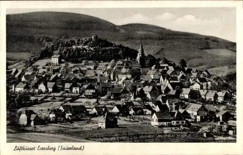 Ak Eversberg Meschede im Sauerland, Gesamtansicht mit Umgebung, Kirche